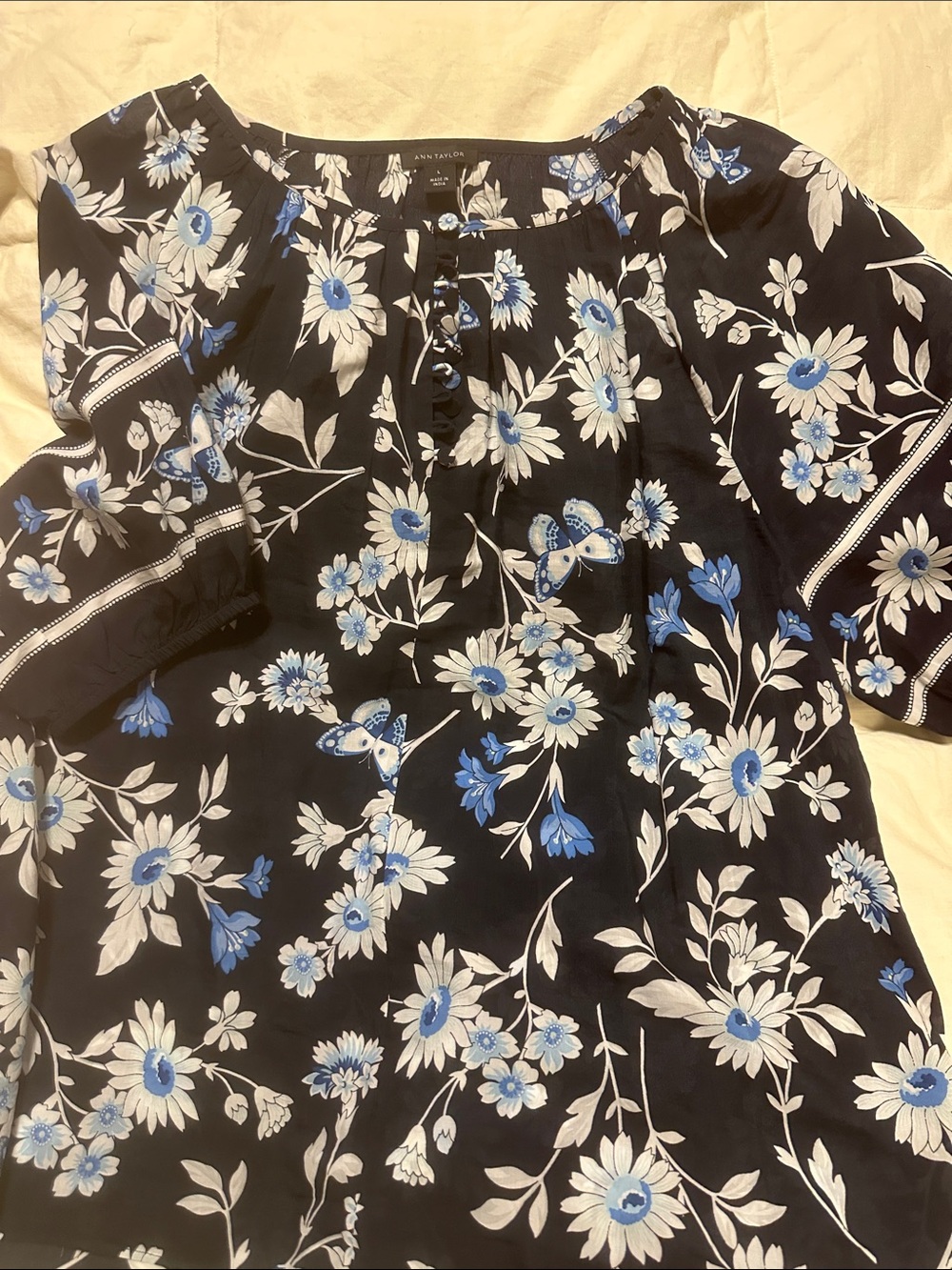 Ann Taylor Black Floral Short-Sleeve Blouse with Blue and White Print